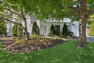 136 Welwyn St Unit 21EE, Lake Bluff, IL 60044