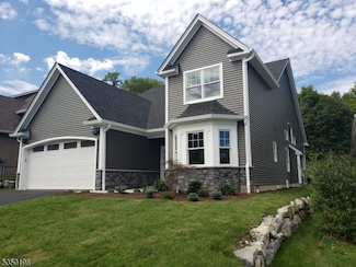 11 Bluffs Ct, Hamburg, NJ 07419