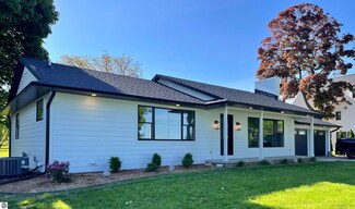 13728 Peninsula Dr, Traverse City, MI 49686