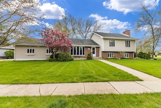 1048 Saint Johns Rd, Woodstock, IL 60098