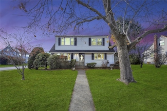 2 Preston Ln, Hicksville, NY 11801