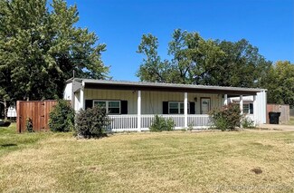 520 S 5th St, Morris, OK 74445