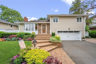 86 Phipps Ln, Plainview, NY 11803