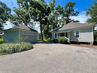 560 Jimmy Phillips Blvd, Angleton, TX 77515