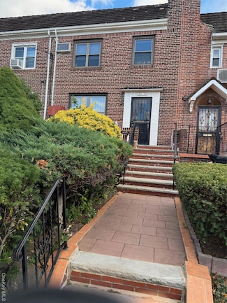 10252 63rd Ave, Forest Hills, NY 11375