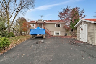 225 Fossil Cove Ln, Wilmington, IL 60481