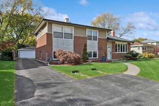 1414 N Sauk Ln, Mount Prospect, IL 60056