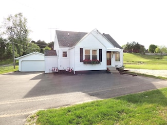 4205 Peru Rd, Dubuque, IA 52001