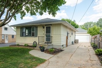 1410 Hillcrest Ave NW, Grand Rapids, MI 49504