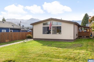 1014 W 11th St, Port Angeles, WA 98363