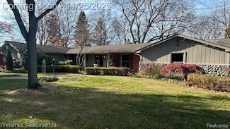 6800 Crestway Dr, Bloomfield Hills, MI 48301