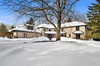 40 Winterberry Ln, Chagrin Falls, OH 44022