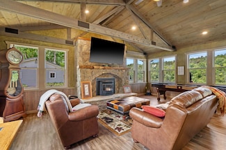 1612 Acacia Club Rd, Hollister, MO 65672