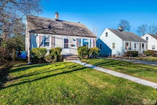 29 Grove Ave, Metuchen, NJ 08840