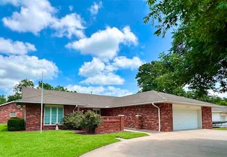 224 Fairview Ave, Blackwell, OK 74631