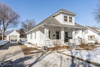 121 N Walnut St, Carroll, IA 51401