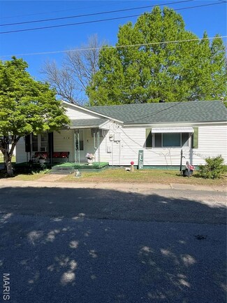 316 Bellvue St, Steele, MO 63877