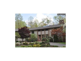6035 Deer Run Dr, Chagrin Falls, OH 44022