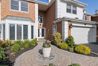62 Hamlet Dr, ComMacK, NY 11725
