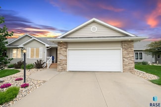 1905 S Wheatland Ct, Sioux Falls, SD 57106