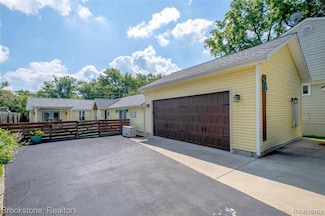 3012 Lansdowne Rd, Waterford, MI 48329