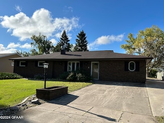 728 E 10th St, Grafton, ND 58237