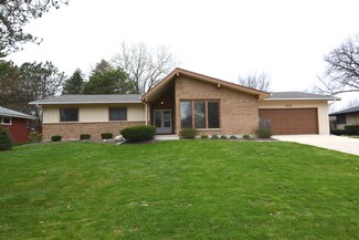 700 Scott Dr, Elgin, IL 60123