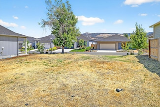 221 Christopher Way, Talent, OR 97540