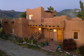 9 Desiderio Rd, Arroyo Seco, NM 87514