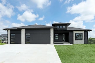 2909 Crest View Cir, Norwalk, IA 50211