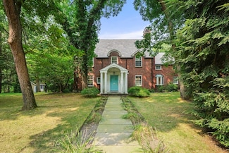 17 Laurel Rd, Chestnut Hill, MA 02467