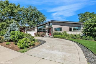 319 E Huntington Ln, Elmhurst, IL 60126