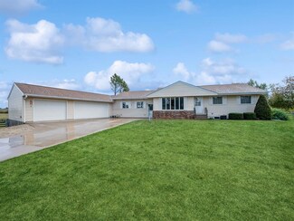 3707 Tarpy Dr, Cedar Rapids, IA 52404