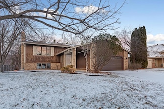1027 Wedgewood Ln N, Saint Paul, MN 55123