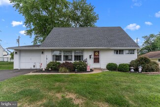 82 Cobalt Ridge Dr E, Levittown, PA 19057