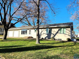 1113 1st St, Hull, IA 51239