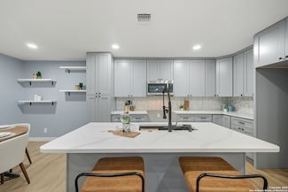 121 Andorra Dr, Universal City, TX 78148