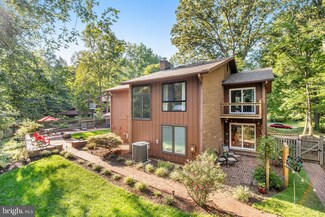 3229 Amberley Ln, Fairfax, VA 22031