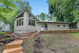 3320 N Lakeside Dr, Sanford, MI 48657