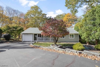 59 Sachem Rd, Lake Hopatcong, NJ 07849
