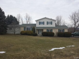 716 S Cottonwood Rd, Walnutport, PA 18088