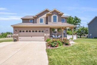 2008 Kinley Dr, Mahomet, IL 61853