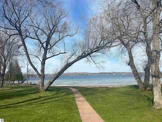 4673 N Crossover Dr, Bellaire, MI 49615