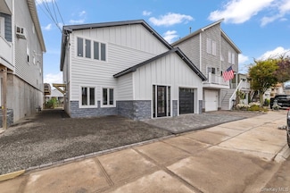 873 S 7th St, Lindenhurst, NY 11757