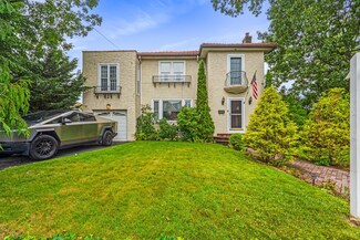 1484 164th St, Whitestone, NY 11357