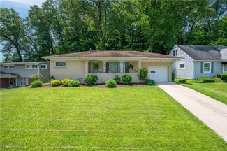 2002 Chapel Hill Dr, Youngstown, OH 44511