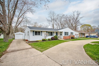 47 W 32nd St, Holland, MI 49423