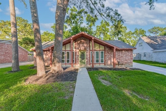 3210 Lakehaven Dr, Kingwood, TX 77339