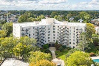 135 Post Ave Unit 3-I, Westbury, NY 11590