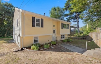 8 Shangri la Blvd, East Wareham, MA 02538